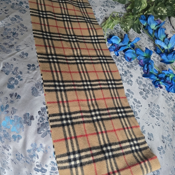 Authentic Burberry Classic Beige and Red Plaid Scarf - Picture 6 of 9